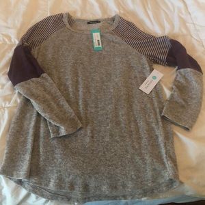 Long sleeve light sweater. Light gray and burgundy colors